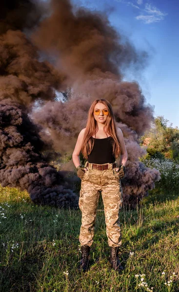 Mädchen Militärischen Stil Auf Dem Hintergrund Von Schwarzem Rauch Gekleidet — Stockfoto