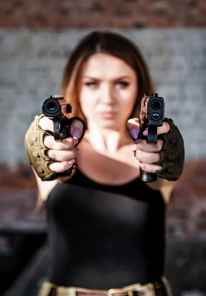 Retrato Sexy Militar Menina Com Duas Armas — Fotografia de Stock