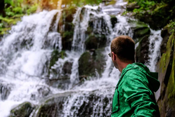 Człowiek Zielona Kurtka Wykonana Ogląda Wodospad Lifestyle Podróż Przygoda Koncepcja — Zdjęcie stockowe
