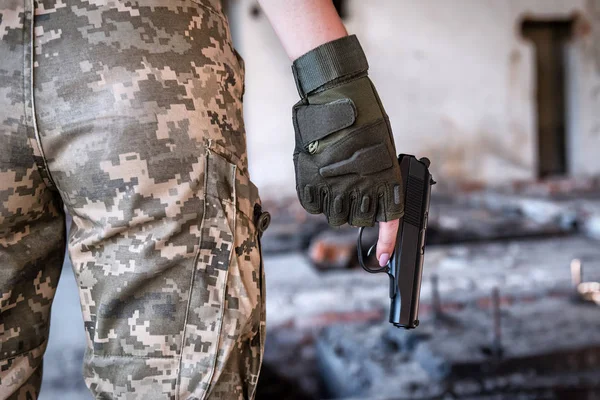 Verklig Pistol Kvinnans Hand — Stockfoto