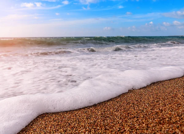 Schiuma Mare Sulla Spiaggia Con Sabbia Dorata — Foto Stock