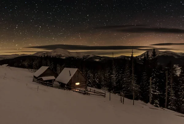 Cabañas Cubiertas Nieve Invierno Montaña Cárpatos Paisaje Nocturno —  Fotos de Stock