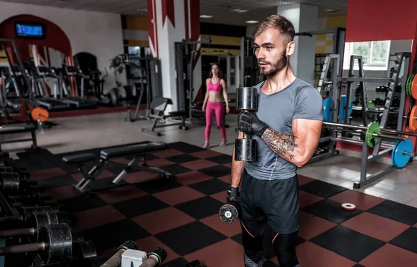 Ragazzo Sportivo Che Esercizi Palestra — Foto Stock