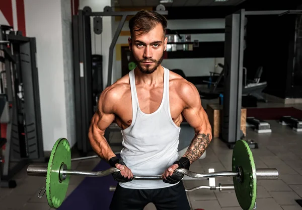 Sportlicher Junger Mann Macht Bizepsübungen Fitnessstudio — Stockfoto