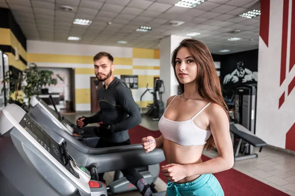 Spor Salonunda Treadmill Sportif Genç Çift — Stok fotoğraf