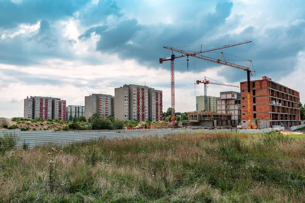 Site Opbouw Grote Industriële Torenkranen Bouwen Nieuwe Flatgebouwen — Stockfoto