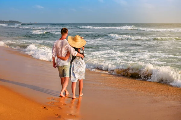 Happy Honeymoon Vacation Paradise Couple Relax Yellow Sand Beach Happy — Stock Photo, Image