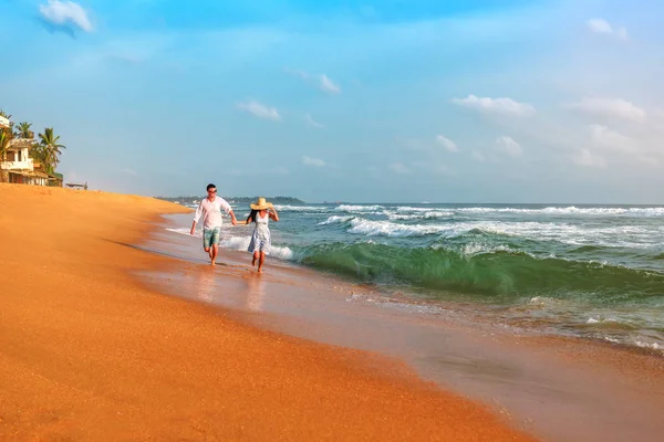 Verheugd Wittebroodswekenvakantie Paradise Paar Runing Het Gele Zand Van Het — Stockfoto