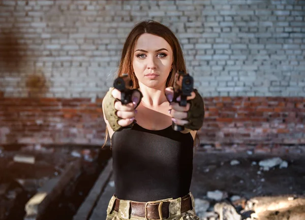 Mignonne Fille Militaire Avec Deux Armes Dans Bâtiment Abandonné — Photo