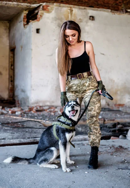 Vacker Militär Flicka Med Söta Blå Ögon Husky — Stockfoto