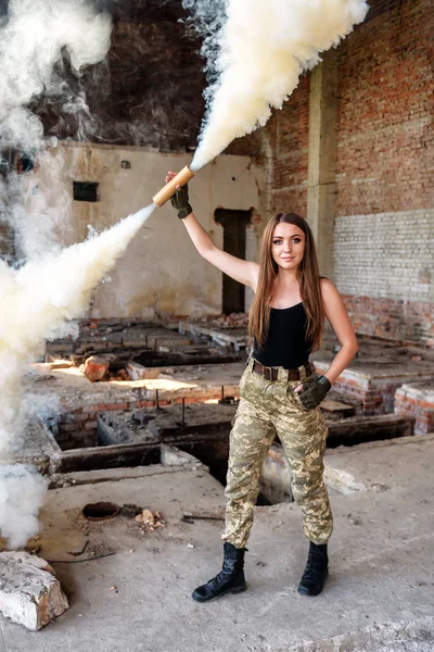 Militärmädchen Mit Rauchbombe Auf Den Ruinen — Stockfoto