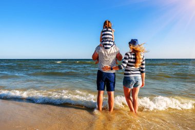 Genç ve mutlu bir aile sahilde