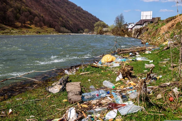 Různé Plastové Odpadky Břehu Řeky — Stock fotografie