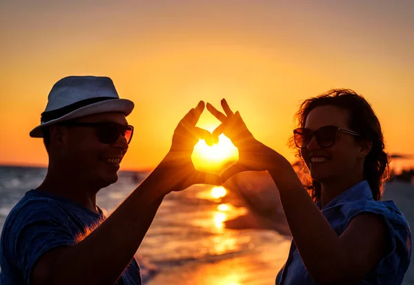 Hart Uit Handen Van Jong Gelukkig Paar Het Strand — Stockfoto