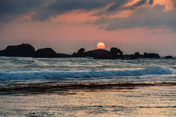 Sole Trova Dietro Orizzonte Dell Oceano Bellissimo Paesaggio Marino Tramonto — Foto Stock