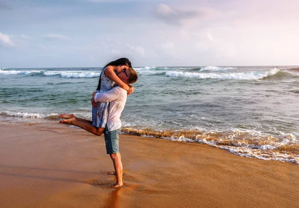 Gelukkige Huwelijksreis Vakantie Paradise Paar Ontspannen Het Gele Zand Van — Stockfoto