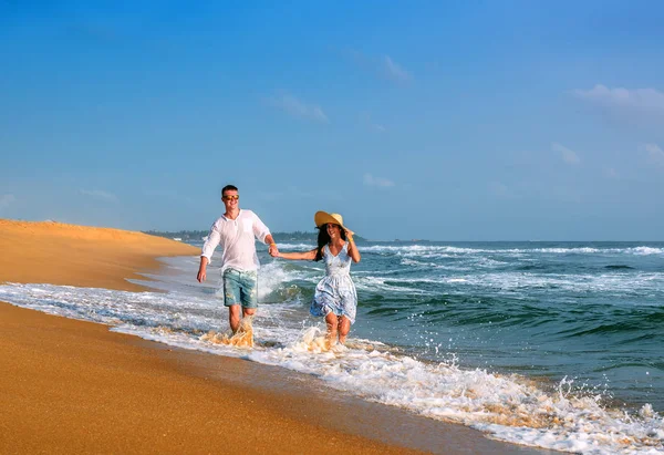 Gelukkige Huwelijksreis Vakantie Paradise Paar Ontspannen Het Gele Zand Van — Stockfoto