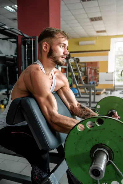 Ung Sportig Man Gör Biceps Övningar Gymmet — Stockfoto