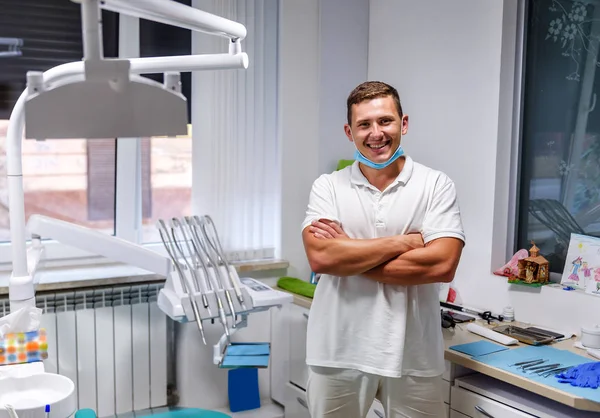 Retrato Dentista Guapo Uniforme Oficina Dental — Foto de Stock