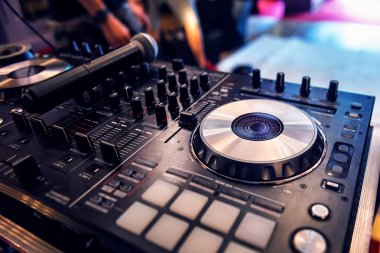 Gece kulübünde profesyonel ekipmanlarda düğmeler ve karışık müzik