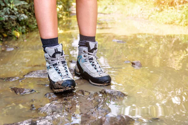 Kadın Ayaklarında Yürüyüş Botları Bataklıkta Duruyor — Stok fotoğraf