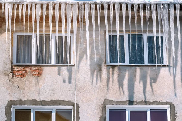 Lange Eiszapfen Hängen Vom Dach Des Gebäudes Und Blockieren Die — Stockfoto