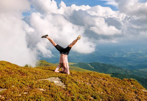 Genç Adam Bulutlu Gökyüzünün Altında Yogaya Çalışıyor — Stok fotoğraf