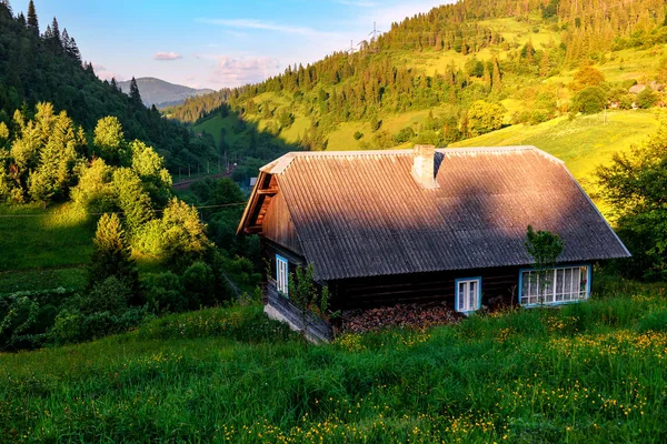 Dağlardaki Eski Ahşap Köy Kulübesi — Stok fotoğraf