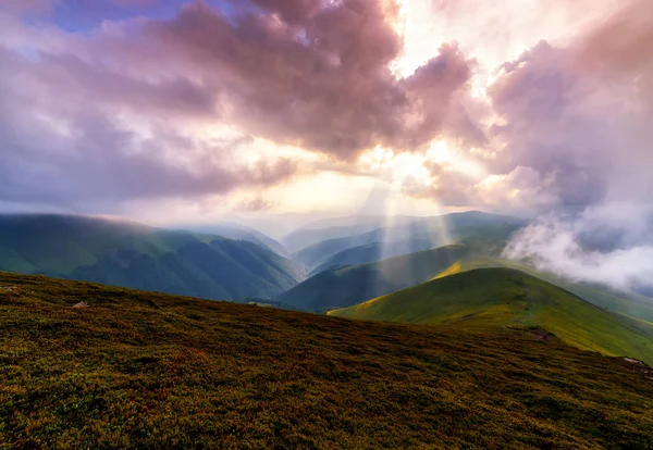 阳光照射在山脉上 美丽的风景 — 图库照片