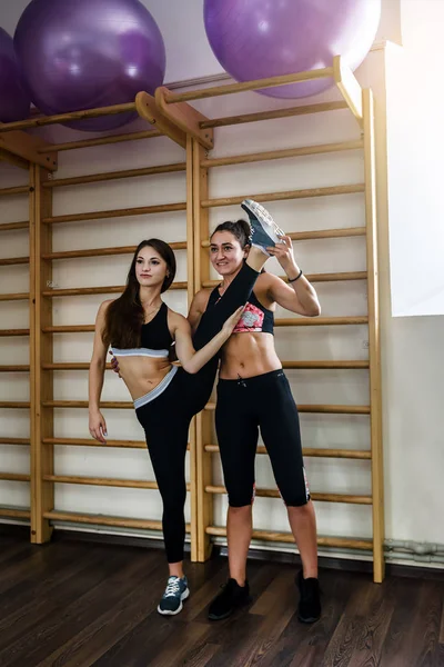Dvě Dívky Cvičí Jógu Aerobik Pilates Cvičení Tělocvičně — Stock fotografie