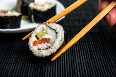 Çubuklu lezzetli suşi rulosu.