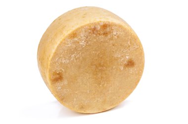 yuvarlak pekorino (parmesan) peyniri beyaz üzerine izole edilmiş