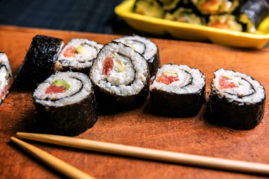 Suşi ruloları ve yemek çubukları tahtadan yapılmış.