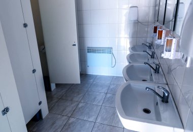 Temiz lavaboları olan tuvalet odası.