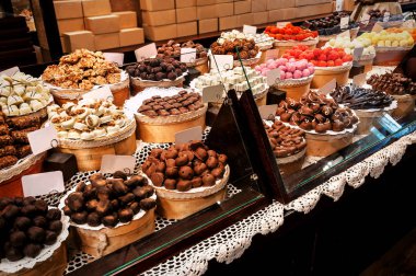 farklı tatlı şekerler (dükkanda yuvarlak çikolata, hindistan cevizi, karamel, fındık)