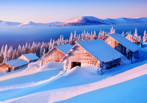 被遗弃在雪堆中的小木屋 美丽的冬季风景 喀尔巴阡山脉 日出奇景 — 图库照片