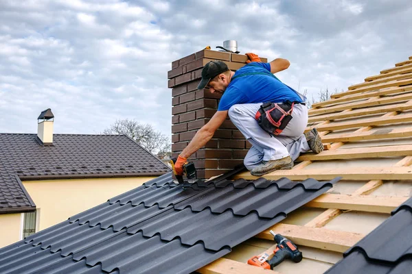 Ein Professioneller Dachdeckermeister Mit Elektroschraubenzieher Repariert Das Dach — Stockfoto