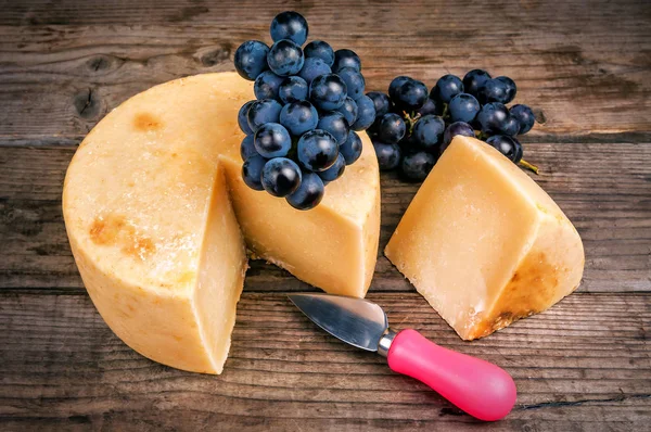 Вкусный Сыр Пармезан Пекорино Виноградом Специальным Ножом — стоковое фото