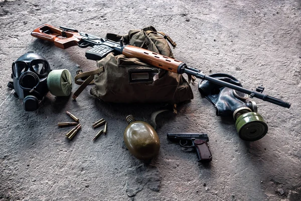 Scharfschützengewehr Gasmaske Kugeln Und Rucksack — Stockfoto