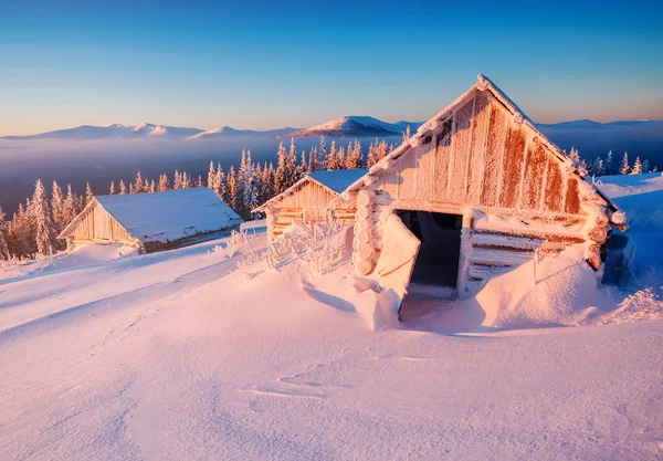 被遗弃在雪堆中的小木屋 美丽的冬季风景 喀尔巴阡山脉 日出奇景 — 图库照片