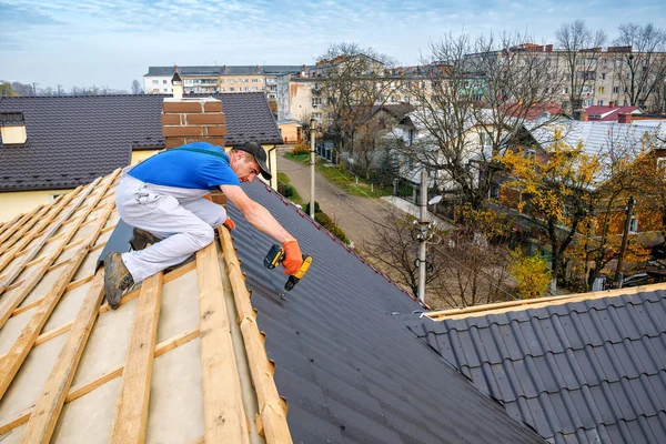 Profesjonalny Mistrz Dekarz Elektrycznymi Pokrywami Śrubokrętów Naprawia Dach — Zdjęcie stockowe