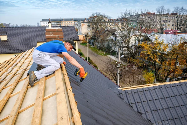 Maître Professionnel Couvreur Avec Tournevis Électrique Couvre Réparation Toit — Photo