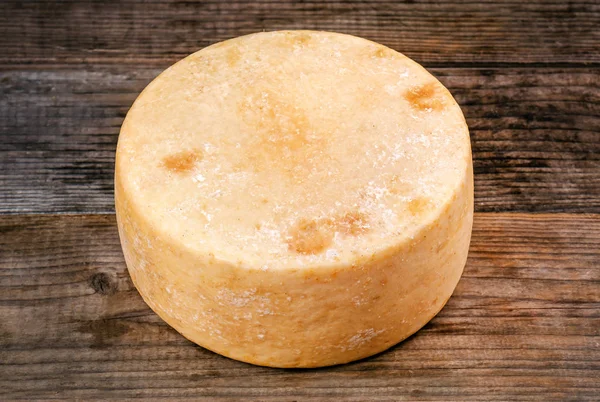 Celý Kulatý Sýr Parmezán Nebo Pecorino Dřevěném Pozadí — Stock fotografie