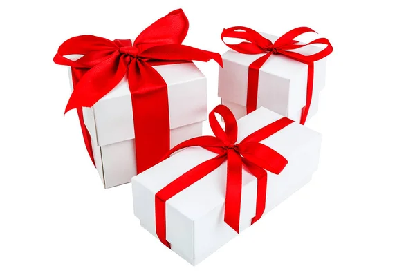 Drei Weiße Geschenkboxen Mit Roter Schleife Isoliert Auf Weiß — Stockfoto