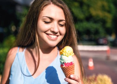 Sevimli mutlu kız lezzetli dondurmalar yiyor.