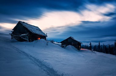 Kış dağlarında rahat kabinlerde ışık