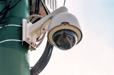Profesyonel güvenlik kamerası. Güvenlik kameraları tavana monte edilmiş. Lenslerin etrafındaki LED kızıllar. Güvenlik sistemi konsepti. Kopyalama alanı, nötr açık mavi arkaplan.