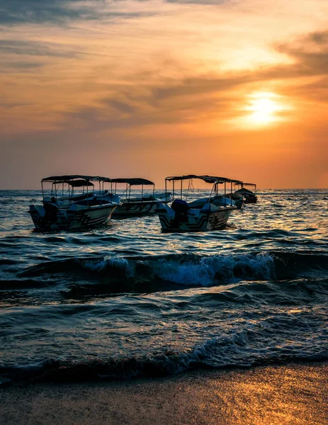 Βάρκες Στον Ωκεανό Στο Όμορφο Ηλιοβασίλεμα Σρι Λάνκα — Φωτογραφία Αρχείου