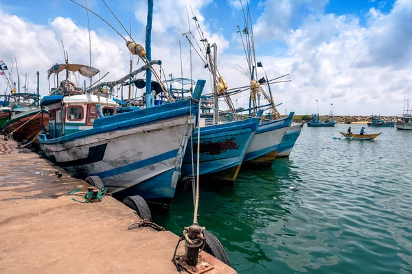 Coloridos Barcos Pesca Atracados Puerto Isla Tropical Pescado Seco — Foto de Stock