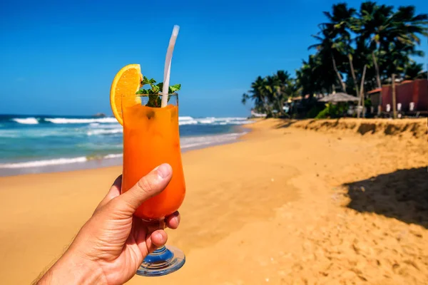 Succo Frutta Fresco Cocktail Arancione Mano Sulla Spiaggia — Foto Stock